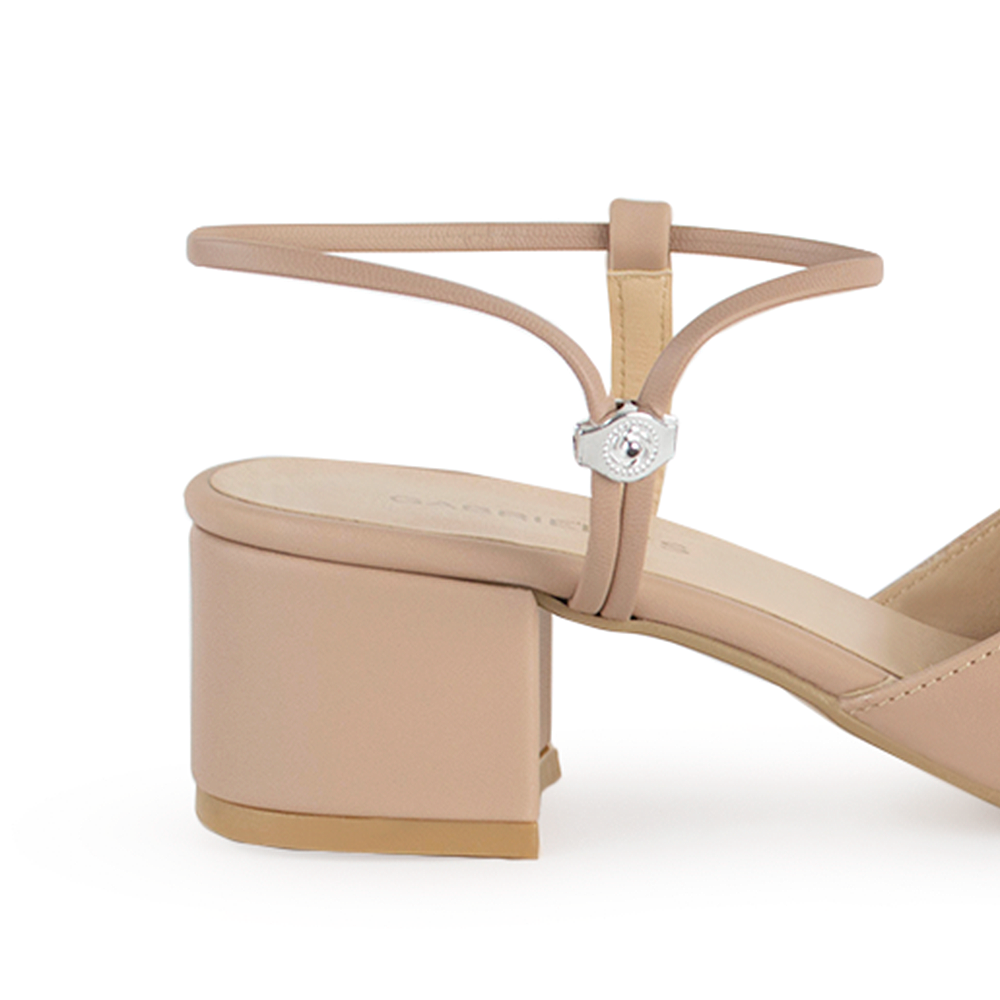 Vista trasera de tacón cuadrado bajo de 5cm en zapatilla maquillaje para mujer con correa ajustable 