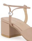 Vista a detalle de correa ajustable en zapatilla maquillaje para mujer con tacón bajo de 5cm