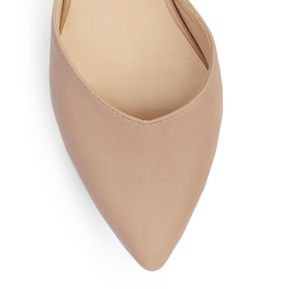 Vista de material cabra sintético en zapatilla para mujer con correa ajustable y tacón bajo de 5cm en color maquillaje