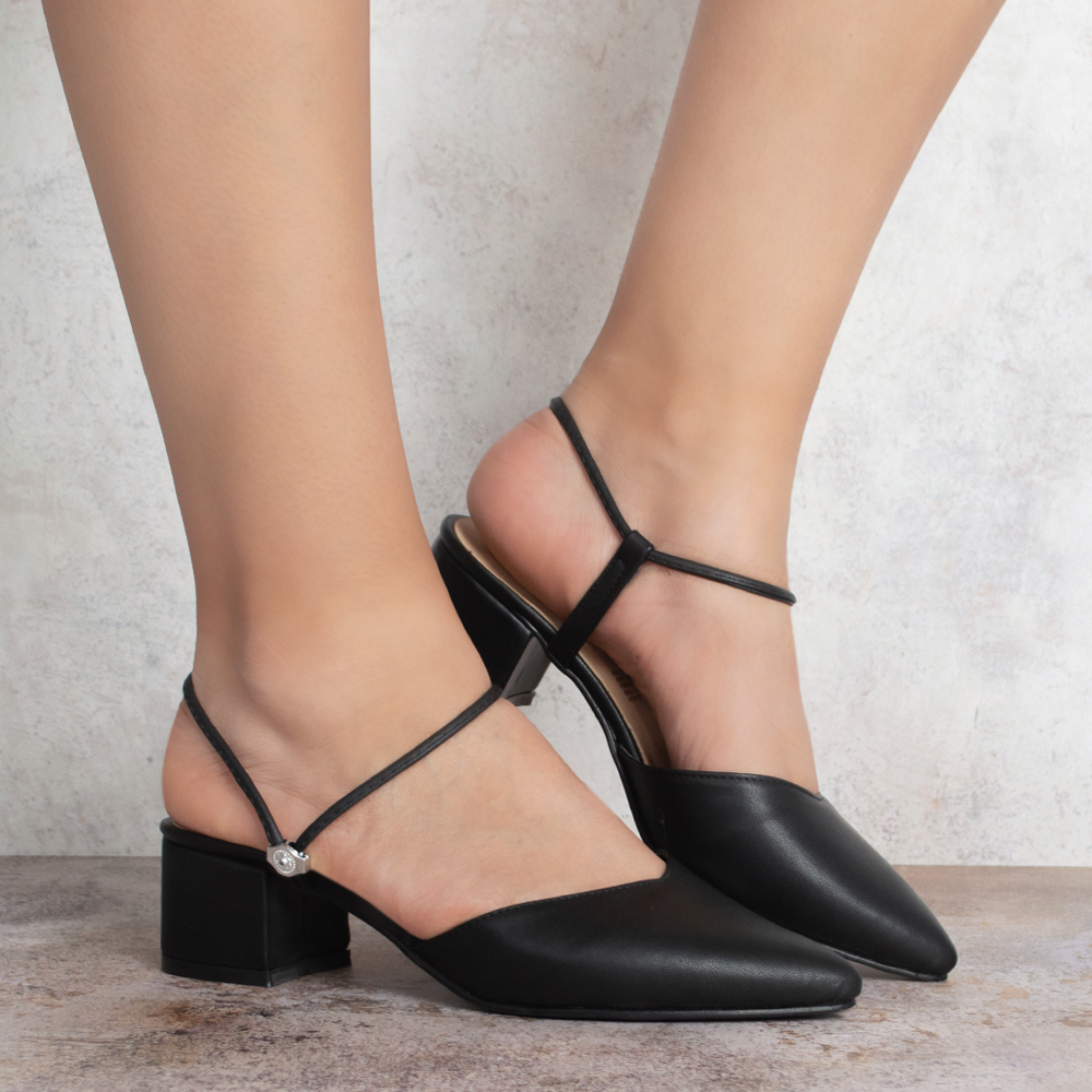 Zapatillas negras para mujer con punta fina correa ajustable y tacón cuadrado bajo de 5cm