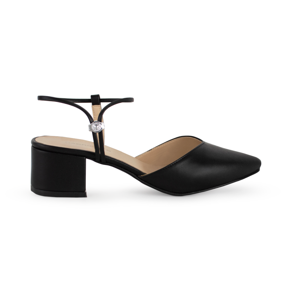Vista lateral de zapatilla negra para mujer con punta cerrada correa ajustable y tacón bajo de 5cm