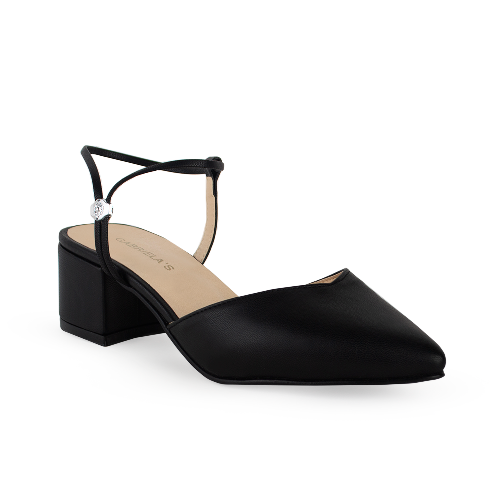 Vista diagonal de zapatilla negra para mujer con correa ajustable y tacón cuadrado bajo de 5cm