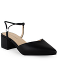 Vista diagonal de zapatilla negra para mujer con correa ajustable y tacón cuadrado bajo de 5cm