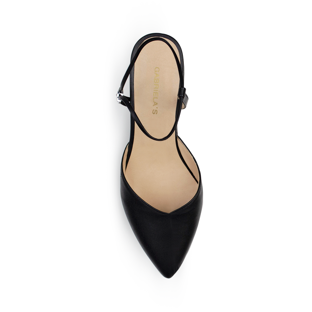 Vista superior de zapatilla negra para mujer con punta fina correa ajustable y tacón bajo de 5cm