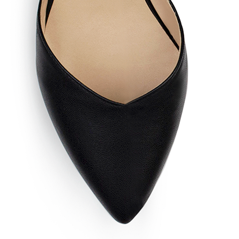 Vista de material cabra sintético en zapatilla para mujer con correa ajustable y tacón bajo de 5cm en color negro