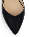 Vista de material cabra sintético en zapatilla para mujer con correa ajustable y tacón bajo de 5cm en color negro