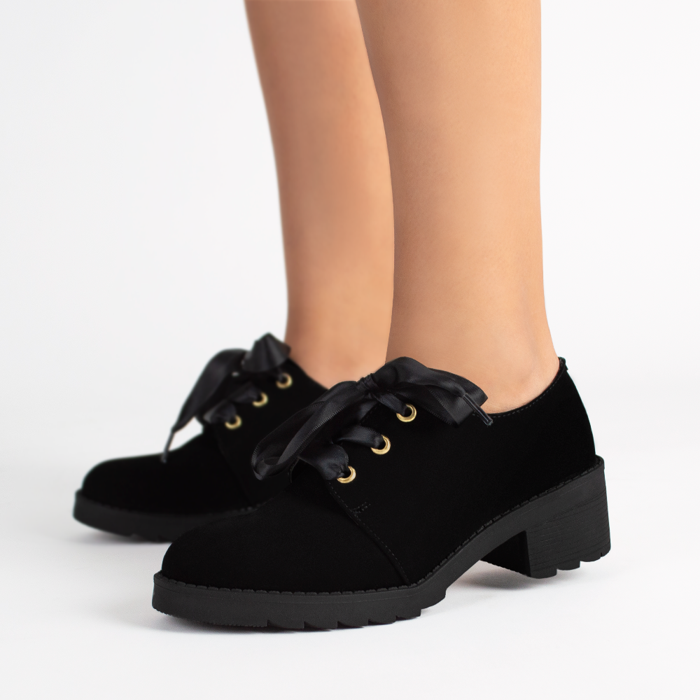 Mocasines negros para mujer de tacón bajo 5cm con agujetas de listón