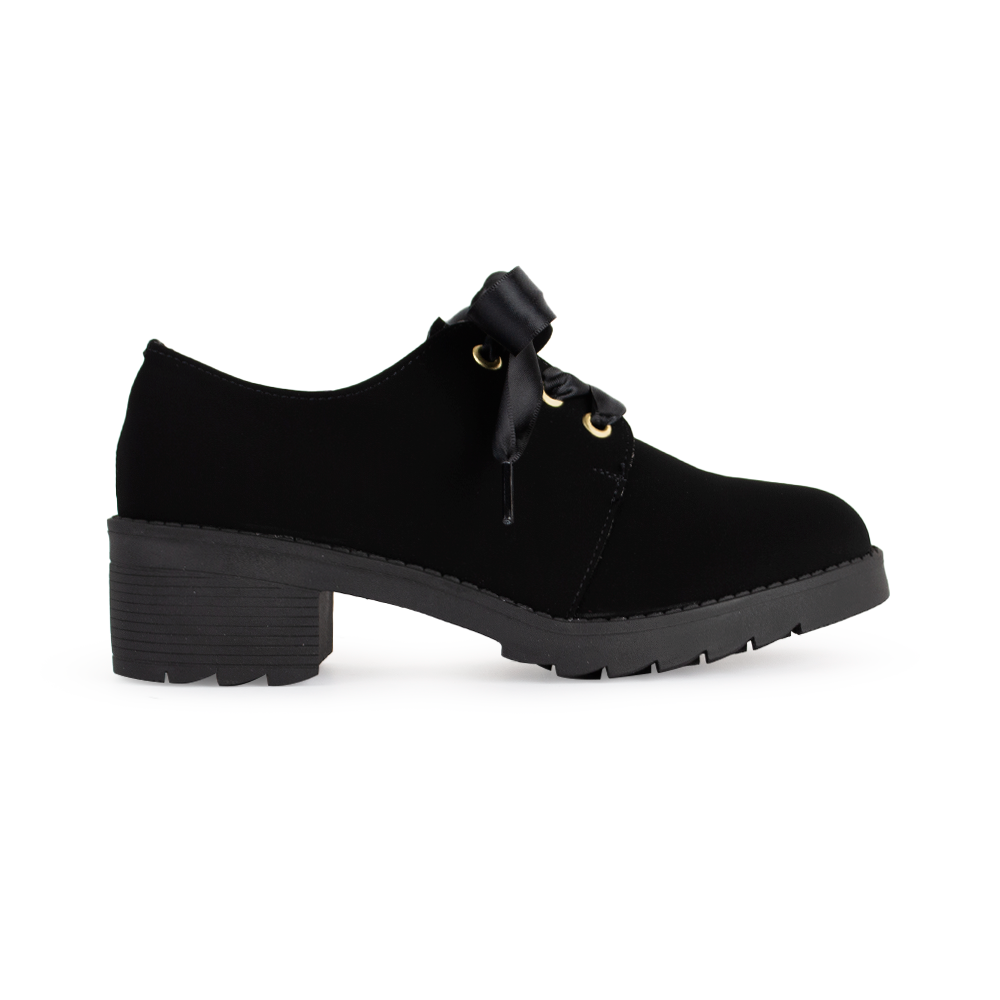 Vista lateral de mocasín negro para mujer con tacón bajo ancho de 5cm y agujetas de liston