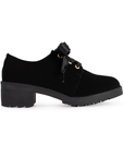 Vista lateral de mocasín negro para mujer con tacón bajo ancho de 5cm y agujetas de liston