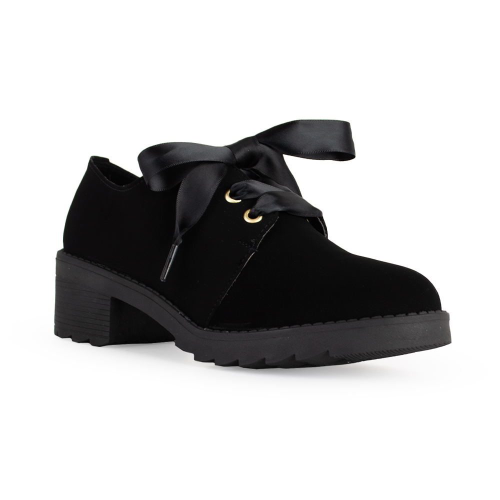 Vista diagonal de mocasín negro de punta redonda para mujer con agujeta de listo y tacón bajo de 5cm