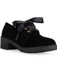 Vista diagonal de mocasín negro de punta redonda para mujer con agujeta de listo y tacón bajo de 5cm