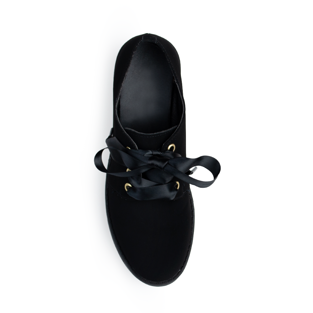 Vista superior de mocasín negro para mujer con agujetas de listo, punta redonda y tacón bajo de 5cm