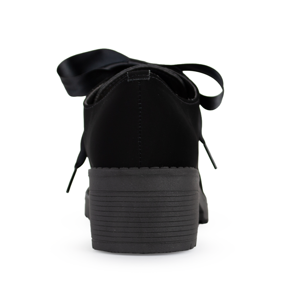 Vista trasera de tacón bajo 5cm en mocasín negro para mujer con agujetas de liston 