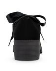 Vista trasera de tacón bajo 5cm en mocasín negro para mujer con agujetas de liston 