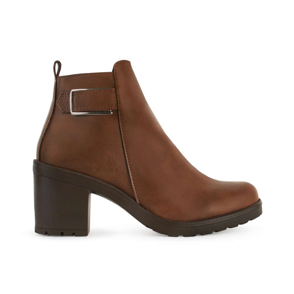 Vista lateral de botin cafe para mujer con herraje y tacón ancho de 7cm al tobillo