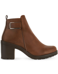 Vista lateral de botin cafe para mujer con herraje y tacón ancho de 7cm al tobillo