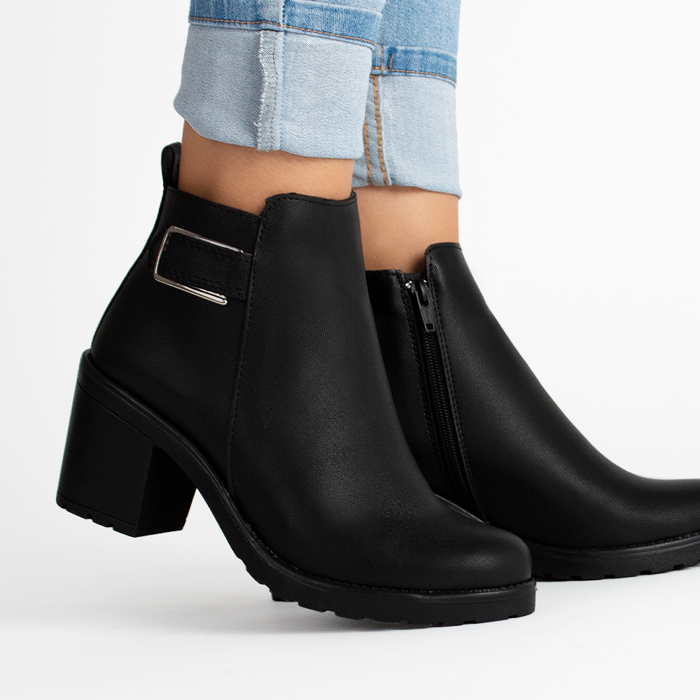 Botines negros al tobillo para mujer con adorno metálico, cierre interno y tacón ancho de 7cm