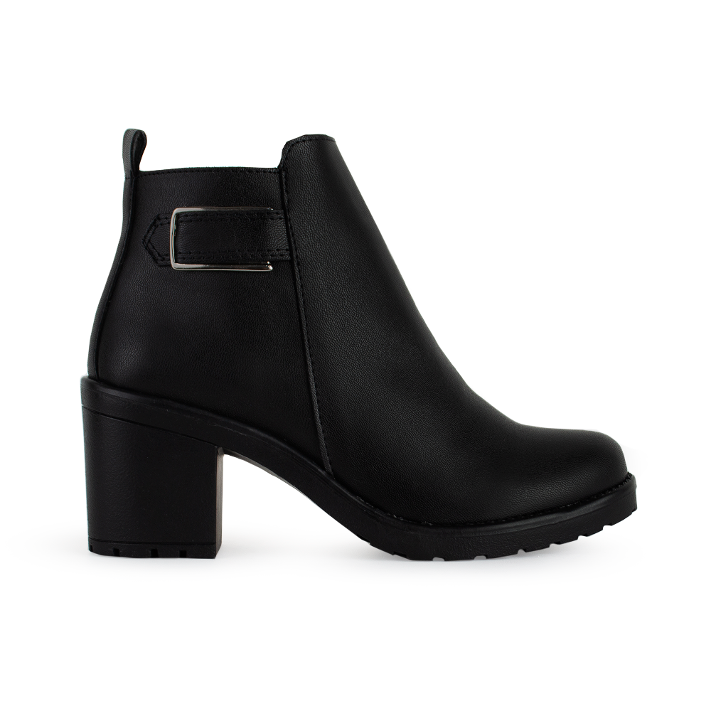 Vista lateral de botin negro para mujer con herraje y tacón ancho de 7cm al tobillo