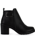 Vista lateral de botin negro para mujer con herraje y tacón ancho de 7cm al tobillo