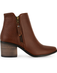 Vista lateral del botín café con tacón cuadrado 6cm cierre decorativo para dama 