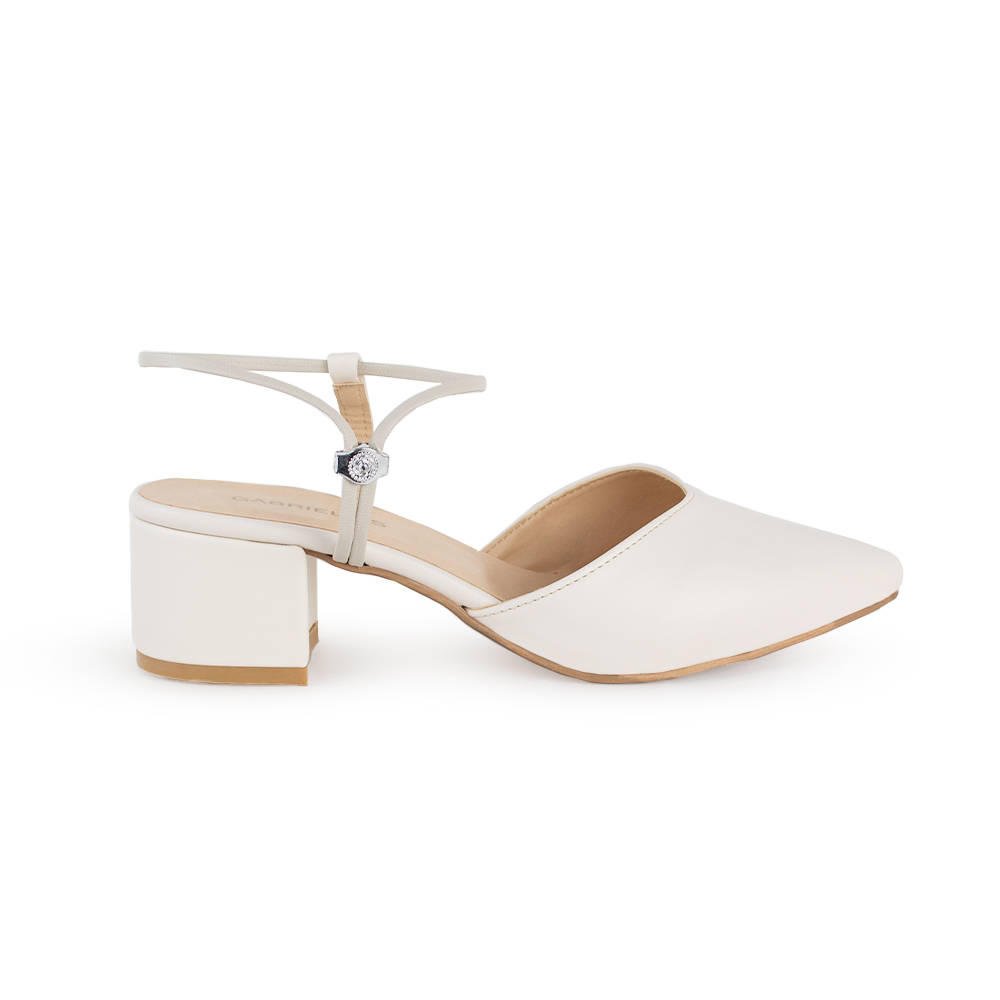 Vista lateral de zapatilla beige para mujer con punta cerrada correa ajustable y tacón bajo de 5cm