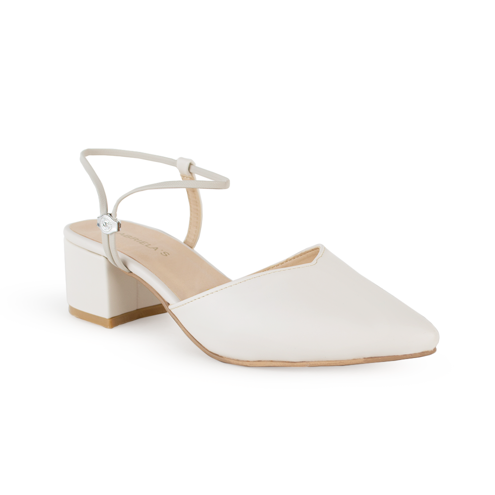 Vista diagonal de zapatilla beige para mujer con correa ajustable y tacón cuadrado bajo de 5cm