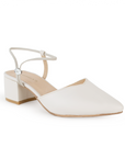 Vista diagonal de zapatilla beige para mujer con correa ajustable y tacón cuadrado bajo de 5cm