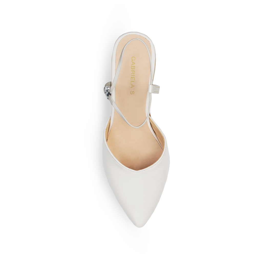 Vista superior de zapatilla beige para mujer con punta fina correa ajustable y tacón bajo de 5cm