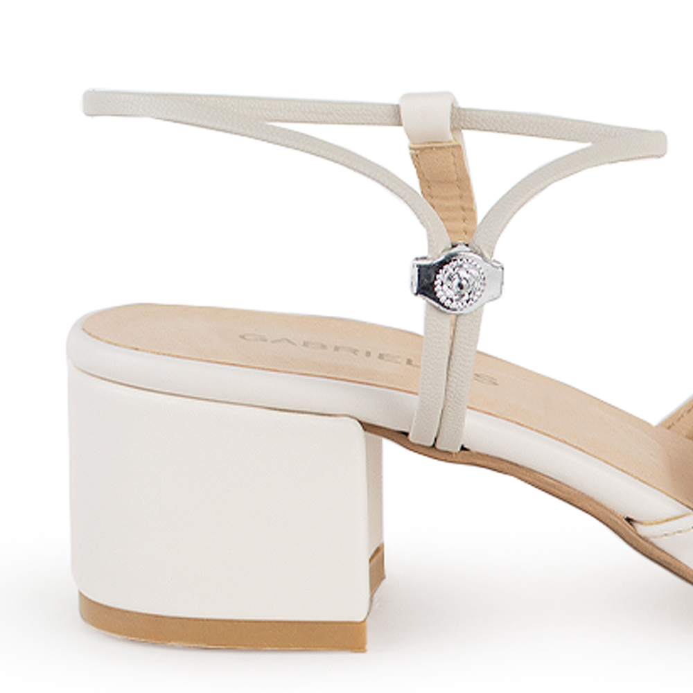 Vista trasera de tacón cuadrado bajo de 5cm en zapatilla beige para mujer con correa ajustable 