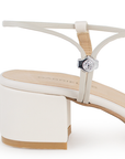 Vista trasera de tacón cuadrado bajo de 5cm en zapatilla beige para mujer con correa ajustable 