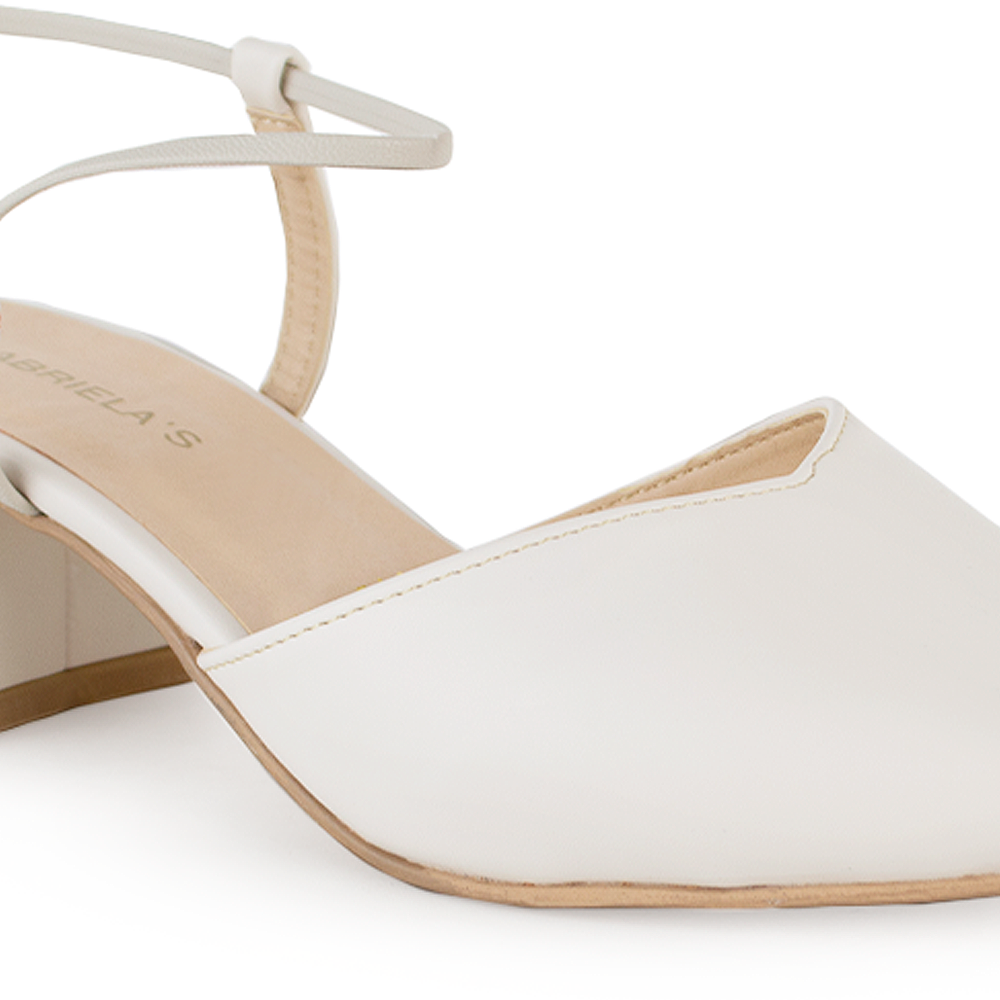 Vista a detalle de correa ajustable en zapatilla beige para mujer con tacón bajo de 5cm