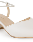Vista a detalle de correa ajustable en zapatilla beige para mujer con tacón bajo de 5cm