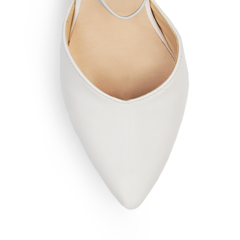 Vista de material cabra sintético en zapatilla para mujer con correa ajustable y tacón bajo de 5cm en color beige 