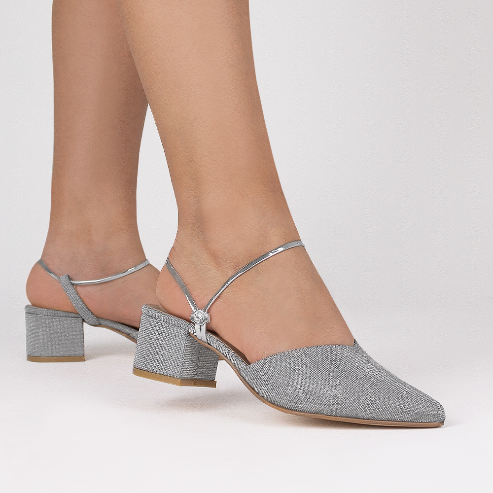 Zapatillas plata para mujer con punta fina correa ajustable y tacón cuadrado bajo de 5cm
