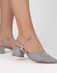 Zapatillas plata para mujer con punta fina correa ajustable y tacón cuadrado bajo de 5cm
