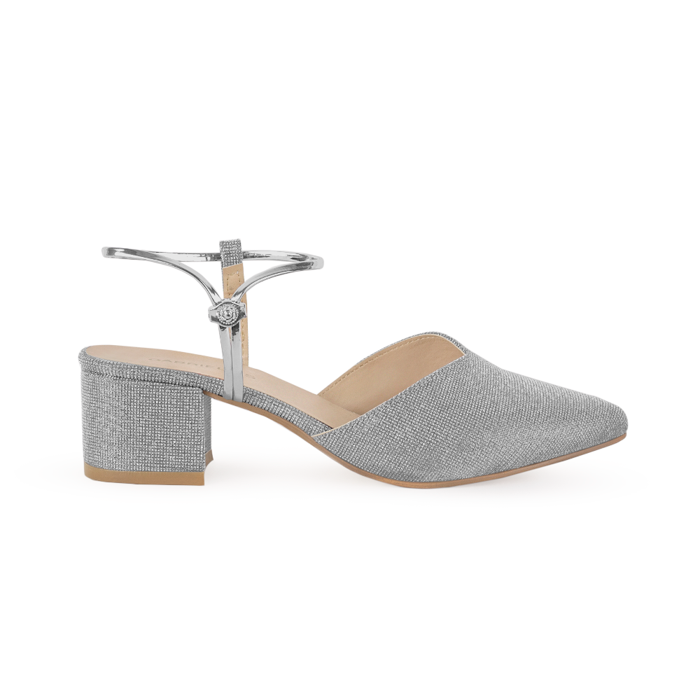 Vista lateral de zapatilla plata para mujer con punta cerrada correa ajustable y tacón bajo de 5cm