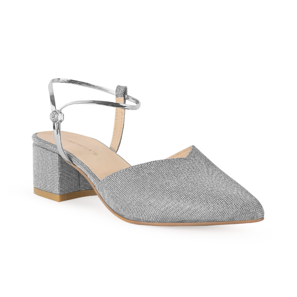 Vista diagonal de zapatilla plata para mujer con correa ajustable y tacón cuadrado bajo de 5cm