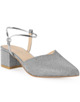 Vista diagonal de zapatilla plata para mujer con correa ajustable y tacón cuadrado bajo de 5cm
