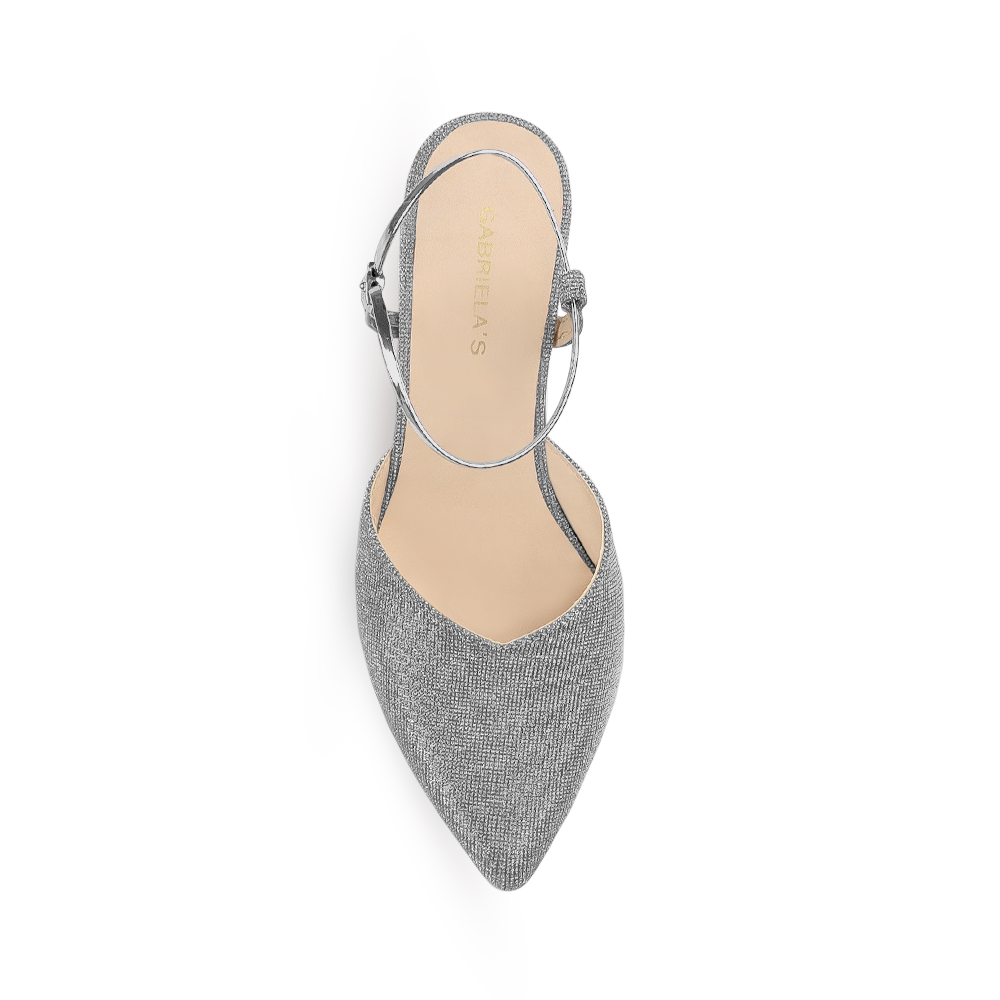 Vista superior de zapatilla plata para mujer con punta fina correa ajustable y tacón bajo de 5cm