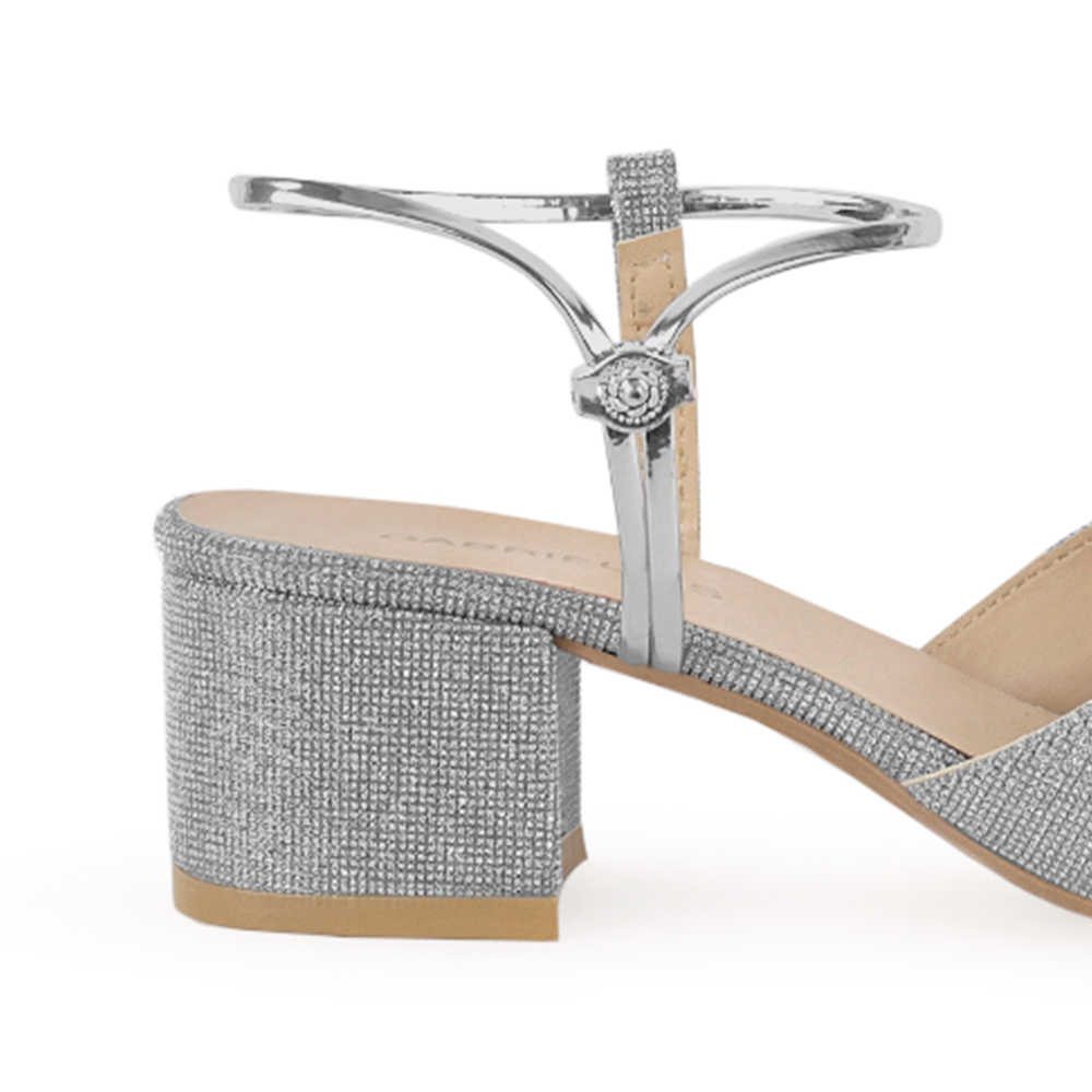Vista trasera de tacón cuadrado bajo de 5cm en zapatilla plata para mujer con correa ajustable 