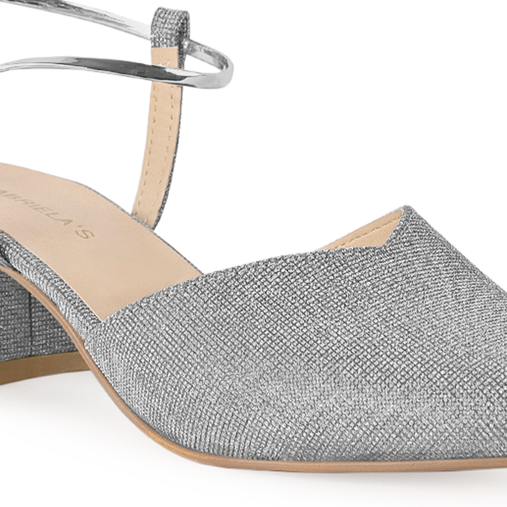 Vista a detalle de correa ajustable en zapatilla plata para mujer con tacón bajo de 5cm