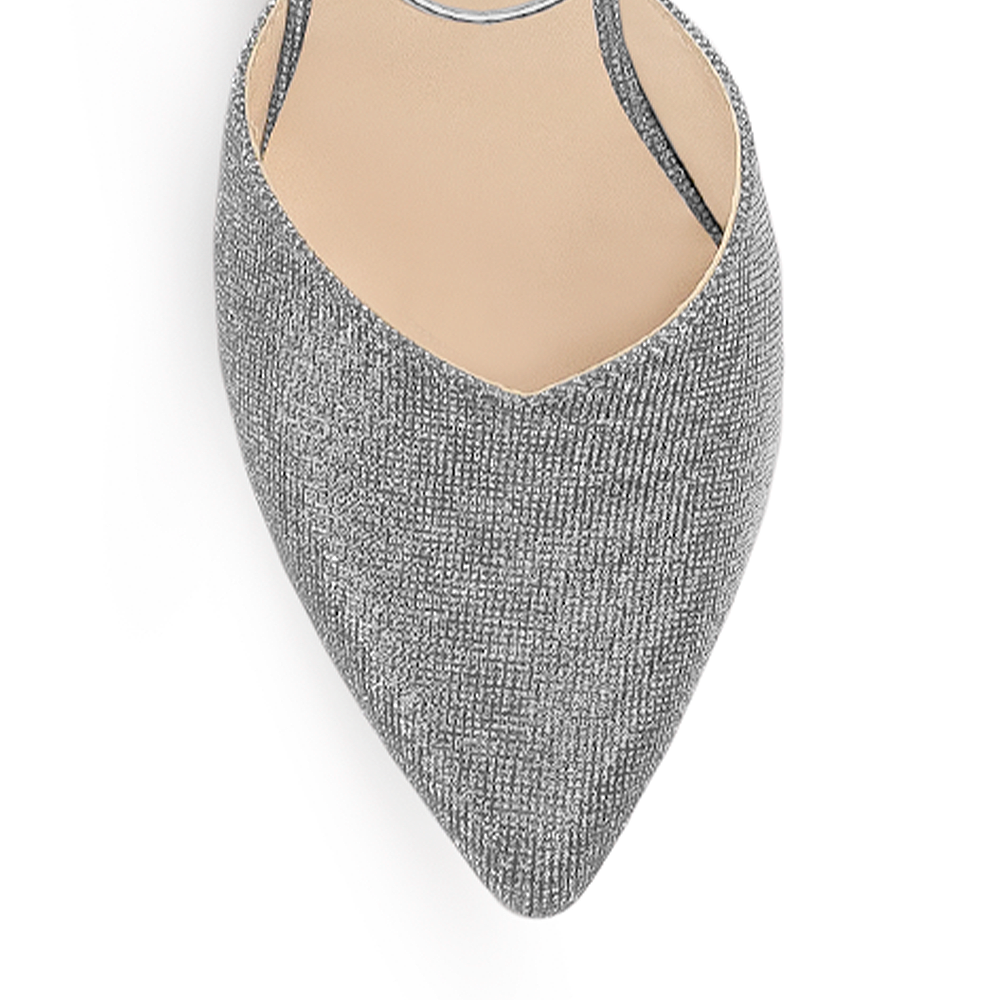 Vista de material sintético en zapatilla para mujer con correa ajustable y tacón bajo de 5cm en color plata