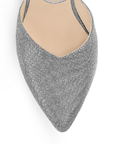 Vista de material sintético en zapatilla para mujer con correa ajustable y tacón bajo de 5cm en color plata