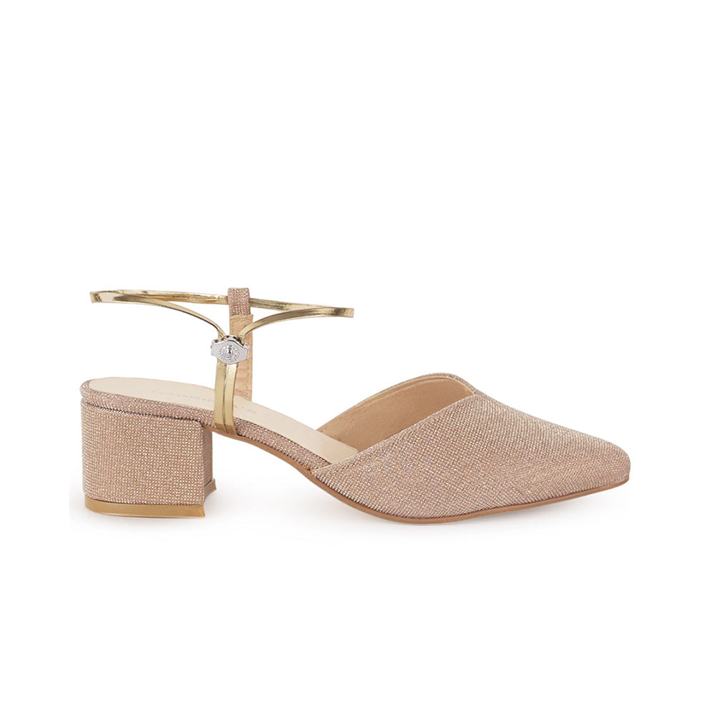 Vista lateral de zapatilla oro para mujer con punta cerrada correa ajustable y tacón bajo de 5cm
