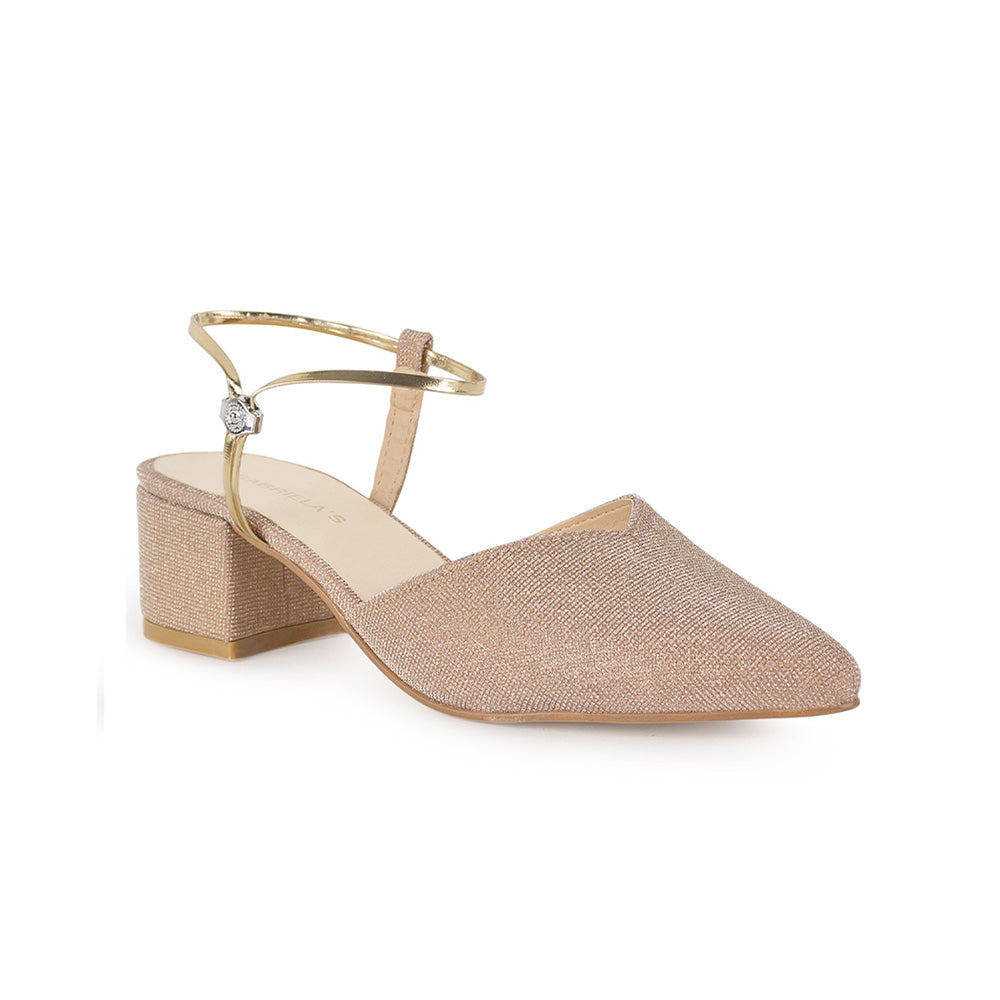 Vista diagonal de zapatilla oro para mujer con correa ajustable y tacón cuadrado bajo de 5cm