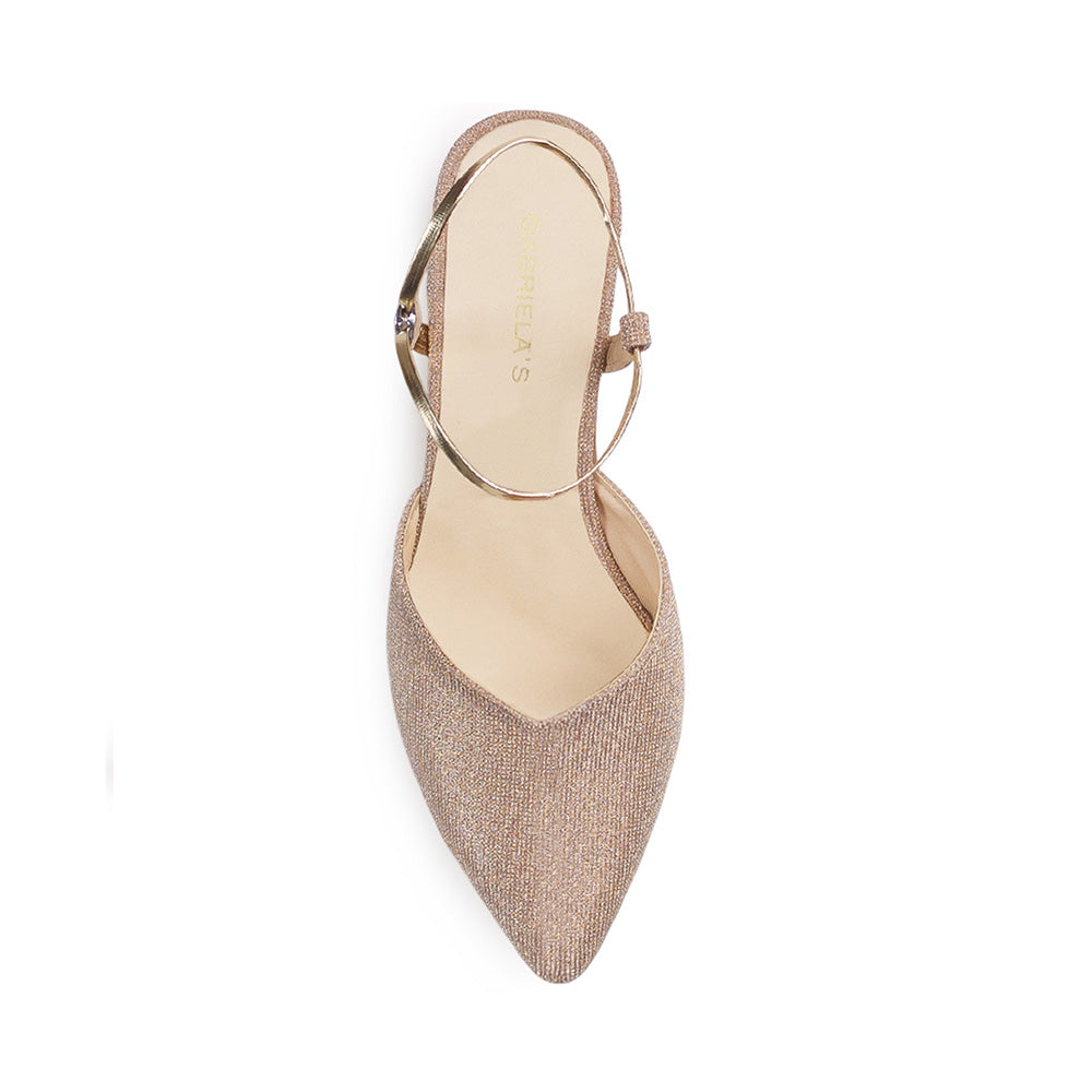 Vista superior de zapatilla oro para mujer con punta fina correa ajustable y tacón bajo de 5cm