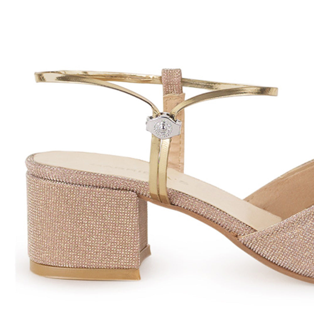 Vista trasera de tacón cuadrado bajo de 5cm en zapatilla oro para mujer con correa ajustable 