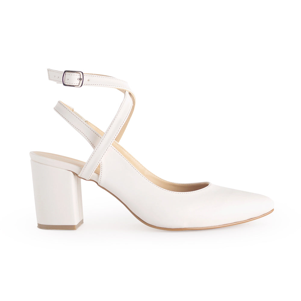 Vista lateral de zapatilla beige para mujer con punta fina, tiras cruzadas y tacón ancho de 7cm
