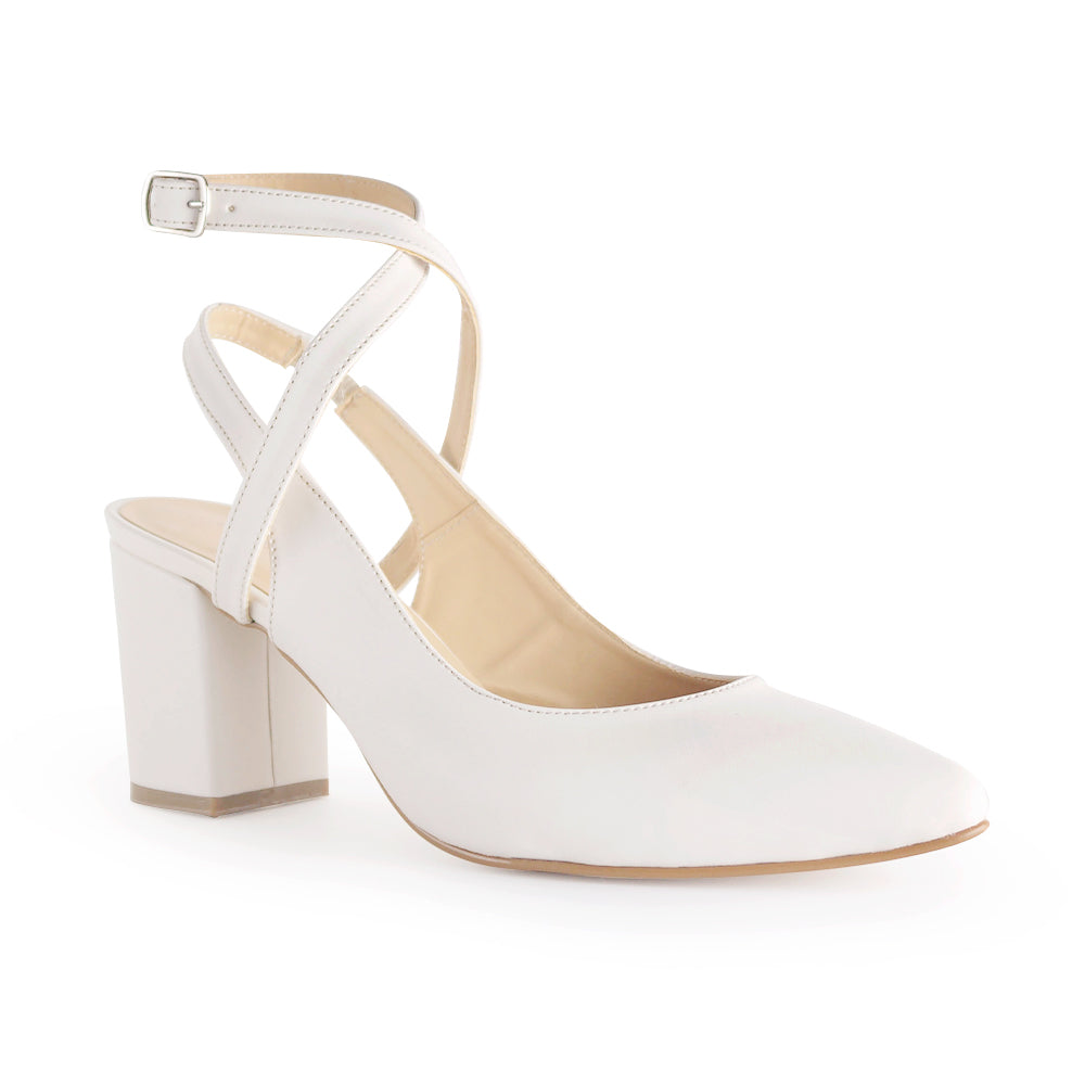 Vista diagonal de zapatilla beige para mujer con punta fina, hebilla ajustable y tacón medio de 7cm
