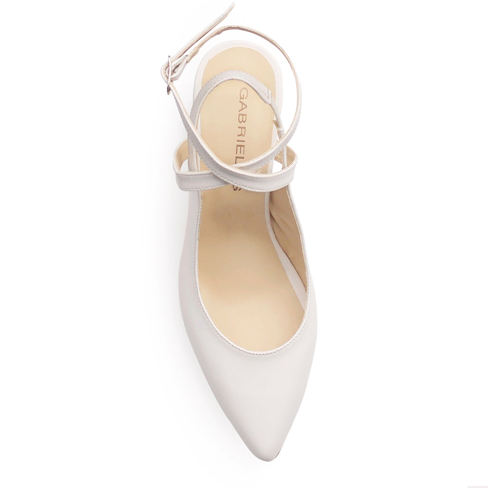 Vista superior de zapatilla beige para mujer  con punta fina y tiras cruzadas 